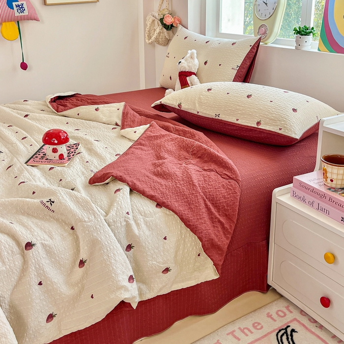 91家纺网 家纺一手货源 找家纺 利禾家纺 2026春夏新款泡芙纱简约夏被四件套夏凉被空调被 草莓-简约