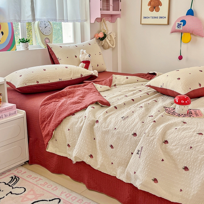 91家纺网 家纺一手货源 找家纺 利禾家纺 2026春夏新款泡芙纱简约夏被四件套夏凉被空调被 草莓-简约