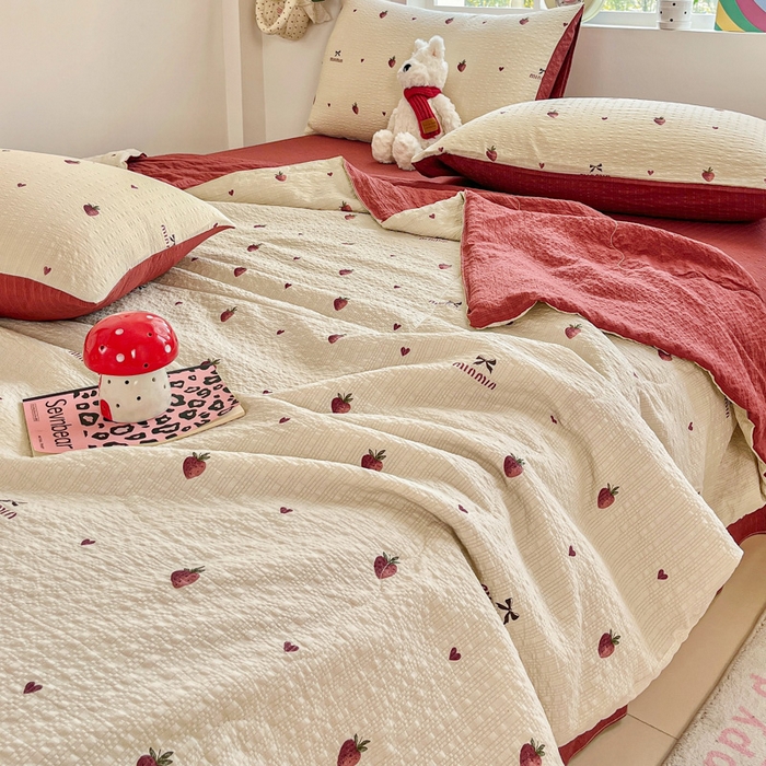 91家纺网 家纺一手货源 找家纺 利禾家纺 2026春夏新款泡芙纱简约夏被四件套夏凉被空调被 草莓-简约