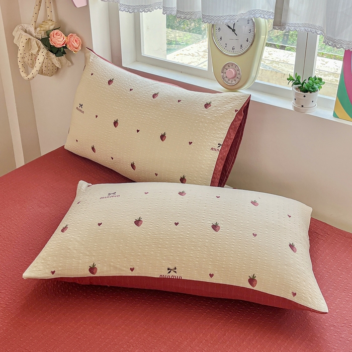 91家纺网 家纺一手货源 找家纺 利禾家纺 2026春夏新款泡芙纱简约夏被四件套夏凉被空调被 草莓-简约