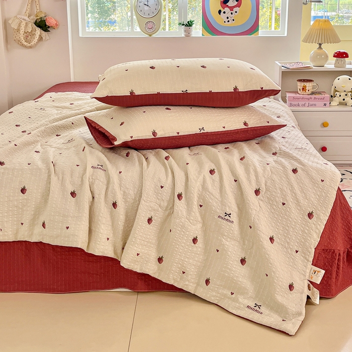 91家纺网 家纺一手货源 找家纺 利禾家纺 2026春夏新款泡芙纱简约夏被四件套夏凉被空调被 草莓-简约