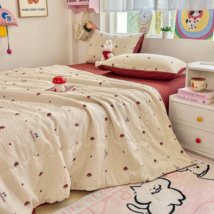 91家纺网 家纺一手货源 找家纺 利禾家纺 2026春夏新款泡芙纱简约夏被四件套夏凉被空调被 草莓-简约