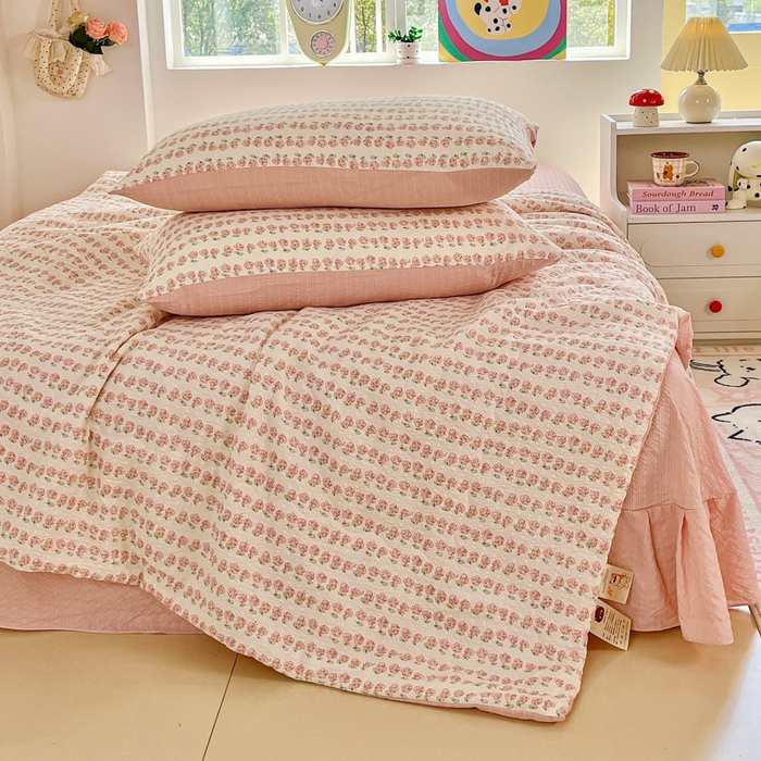 91家纺网 家纺一手货源 找家纺 利禾家纺 2026春夏新款泡芙纱简约夏被四件套夏凉被空调被 花海-简约