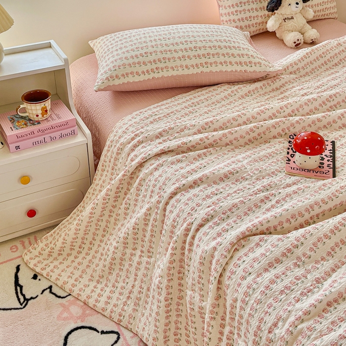 91家纺网 家纺一手货源 找家纺 利禾家纺 2026春夏新款泡芙纱简约夏被四件套夏凉被空调被 花海-简约