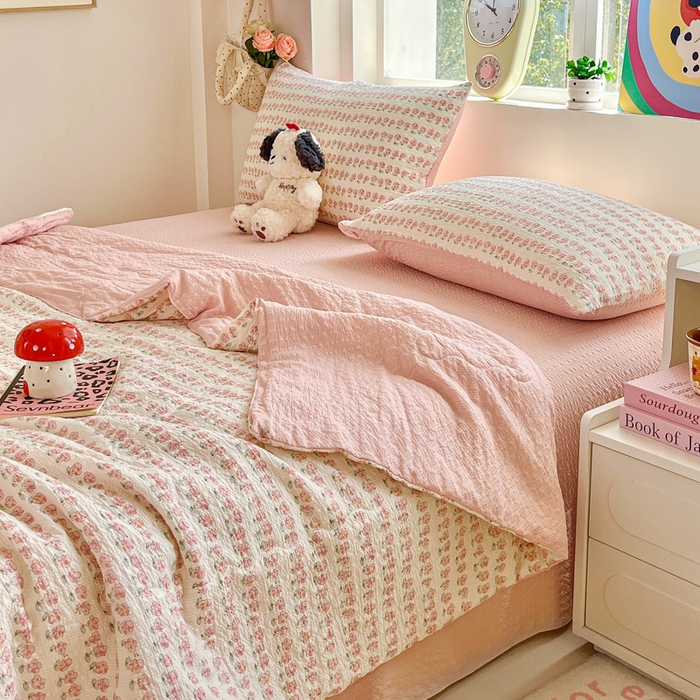 91家纺网 家纺一手货源 找家纺 利禾家纺 2026春夏新款泡芙纱简约夏被四件套夏凉被空调被 花海-简约