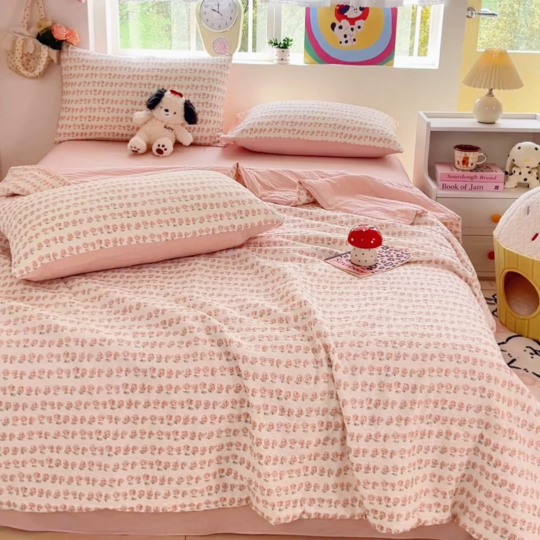 91家纺网 家纺一手货源 找家纺 利禾家纺 2026春夏新款泡芙纱简约夏被四件套夏凉被空调被 花海-简约