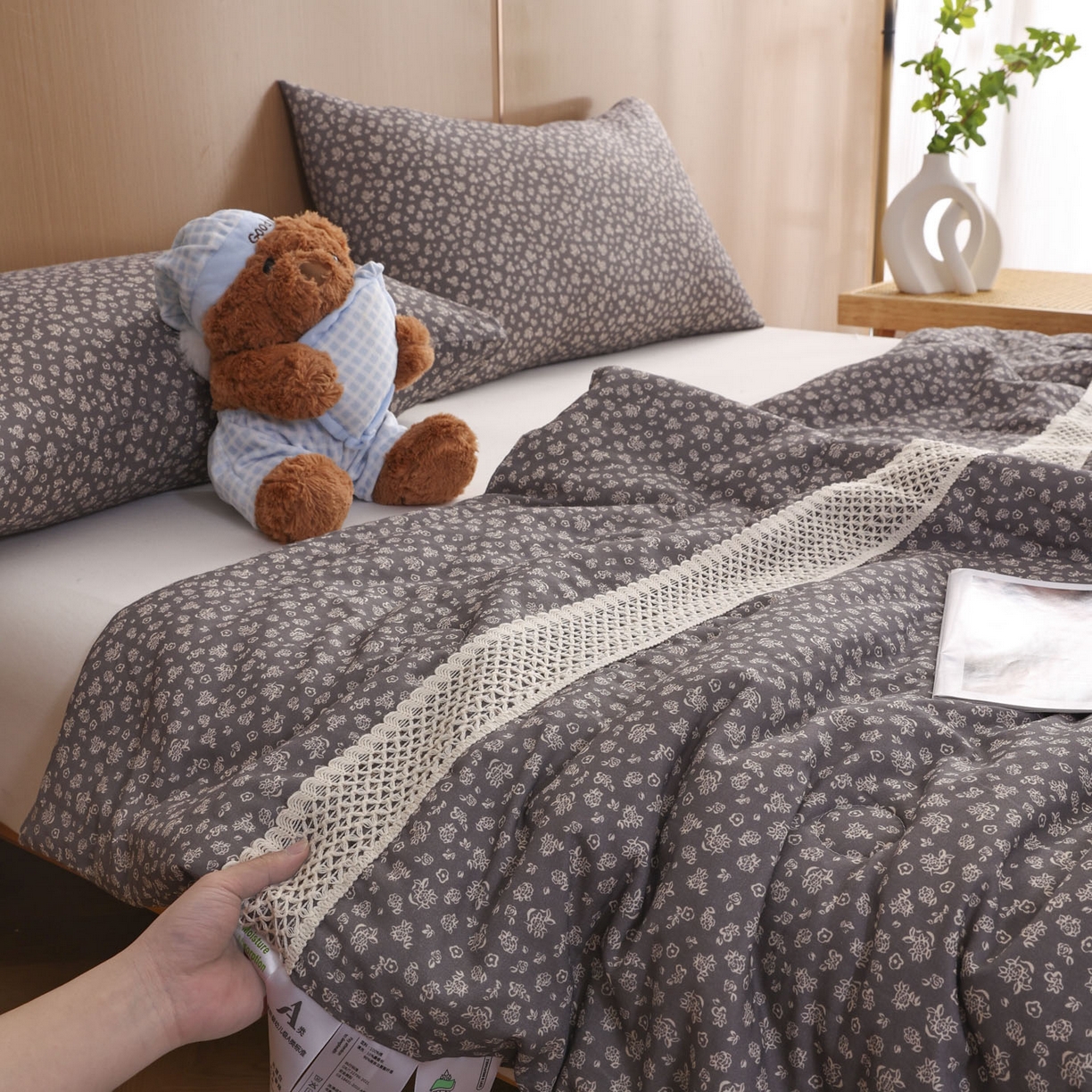 91家纺网 家纺一手货源 找家纺 尊妙被业 2026新款全棉双层纱蚕蛹蛋白抗菌夏被被子被芯 花影