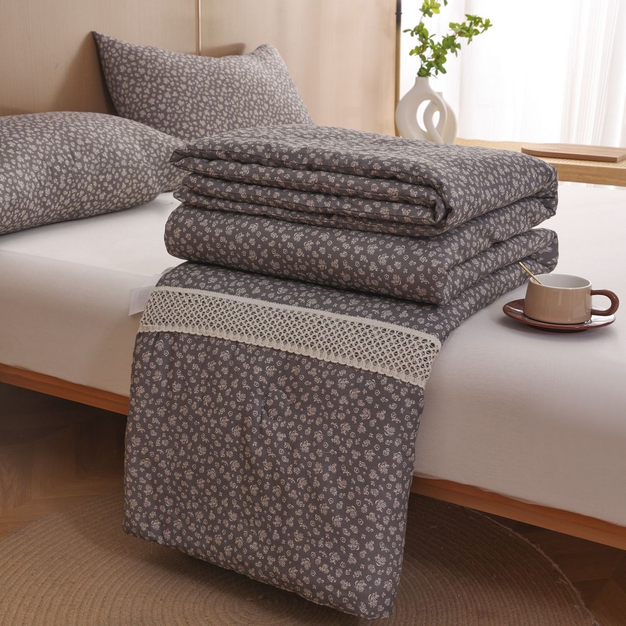 91家纺网 家纺一手货源 找家纺 尊妙被业 2026新款全棉双层纱蚕蛹蛋白抗菌夏被被子被芯 花影