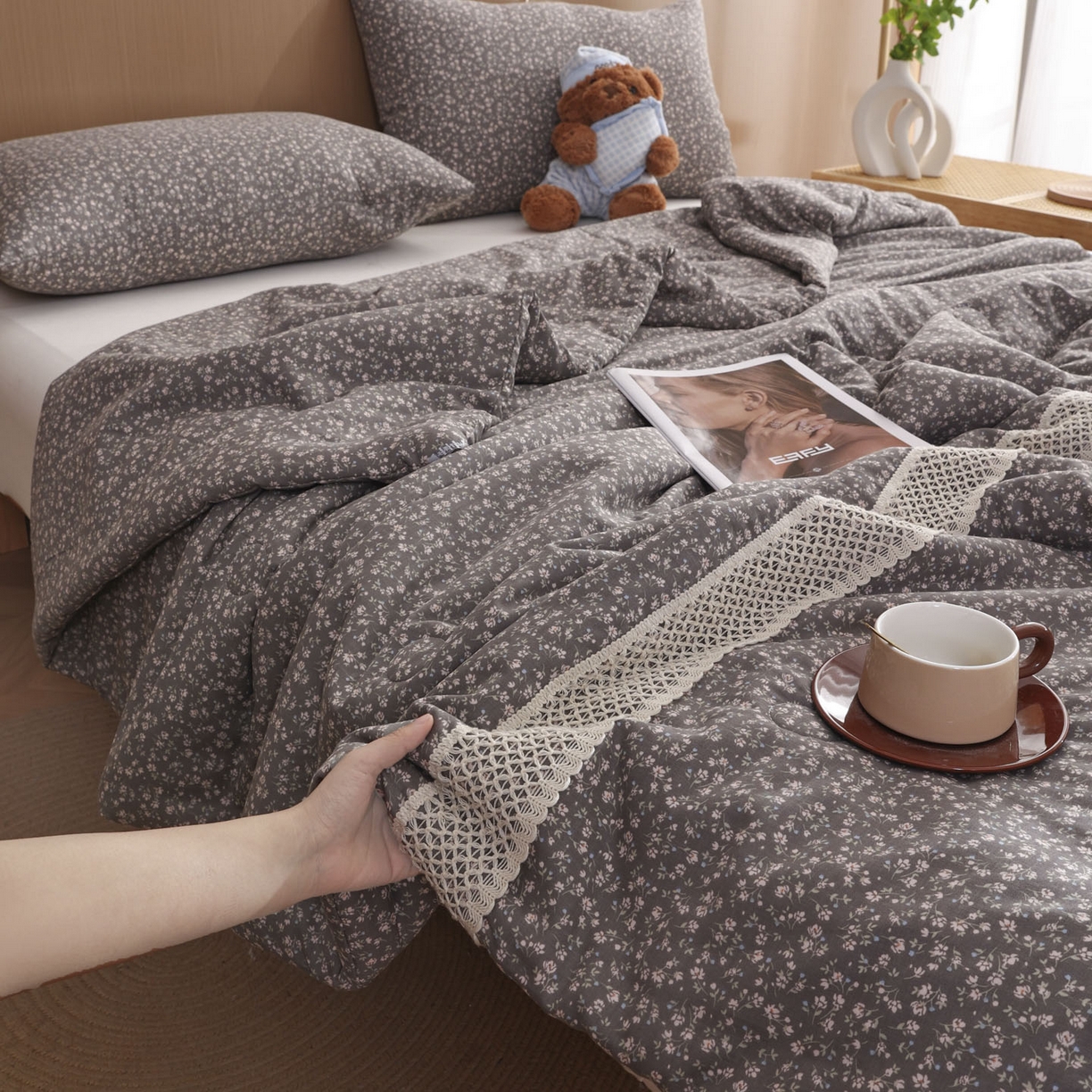 91家纺网 家纺一手货源 找家纺 尊妙被业 2026新款全棉双层纱蚕蛹蛋白抗菌夏被被子被芯 蔓纱-灰