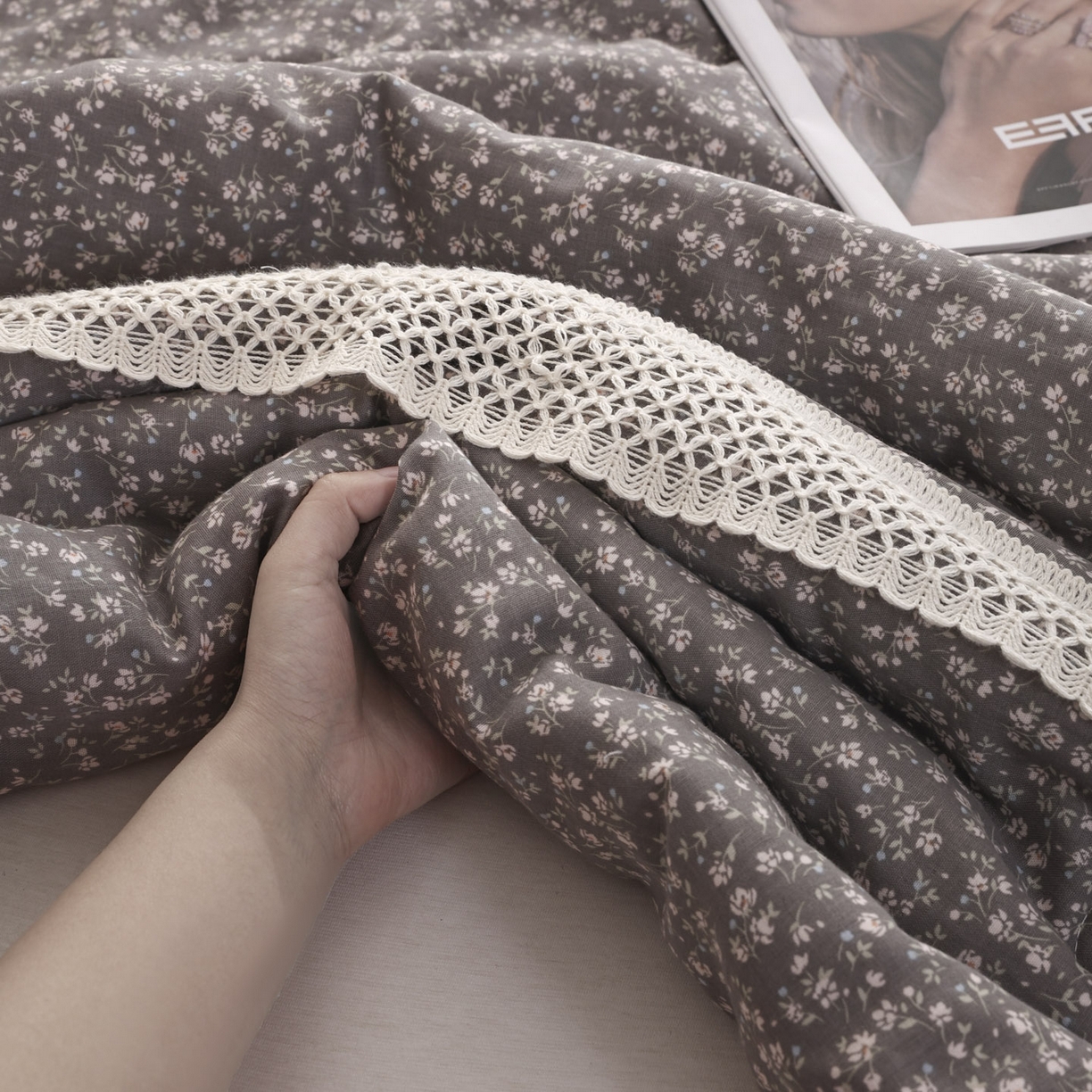 91家纺网 家纺一手货源 找家纺 尊妙被业 2026新款全棉双层纱蚕蛹蛋白抗菌夏被被子被芯 蔓纱-灰