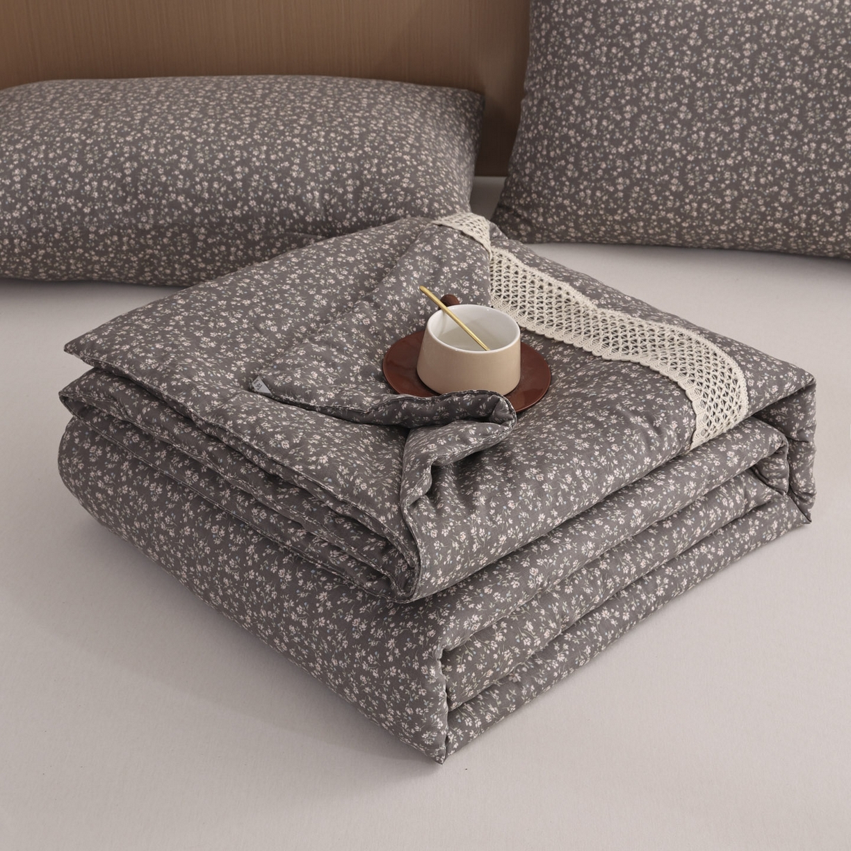 91家纺网 家纺一手货源 找家纺 尊妙被业 2026新款全棉双层纱蚕蛹蛋白抗菌夏被被子被芯 蔓纱-灰