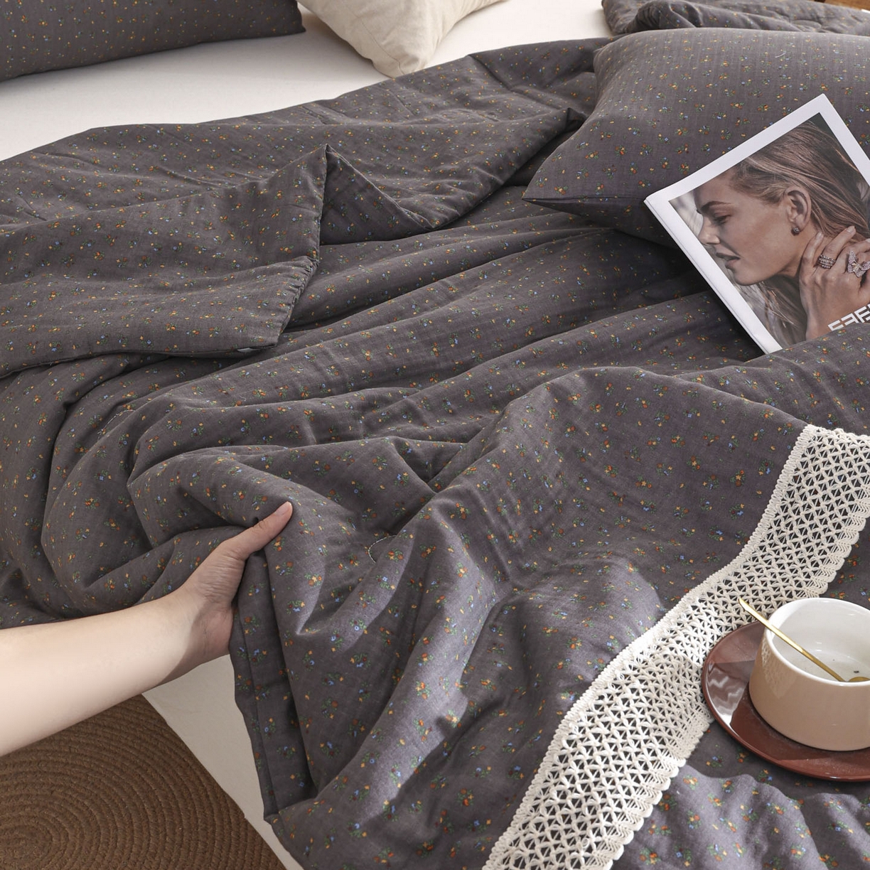 91家纺网 家纺一手货源 找家纺 尊妙被业 2026新款全棉双层纱蚕蛹蛋白抗菌夏被被子被芯 素棠影-灰