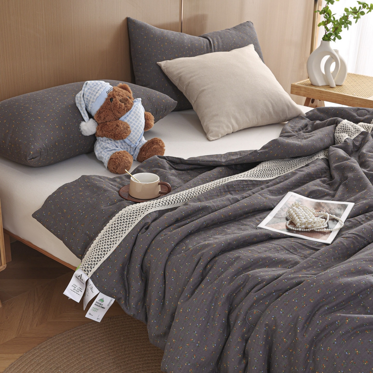 91家纺网 家纺一手货源 找家纺 尊妙被业 2026新款全棉双层纱蚕蛹蛋白抗菌夏被被子被芯 素棠影-灰