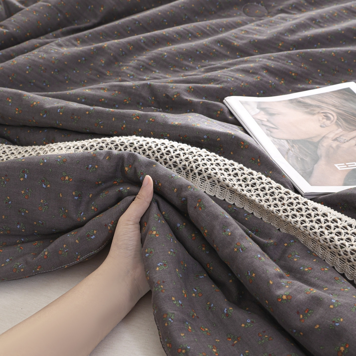 91家纺网 家纺一手货源 找家纺 尊妙被业 2026新款全棉双层纱蚕蛹蛋白抗菌夏被被子被芯 素棠影-灰