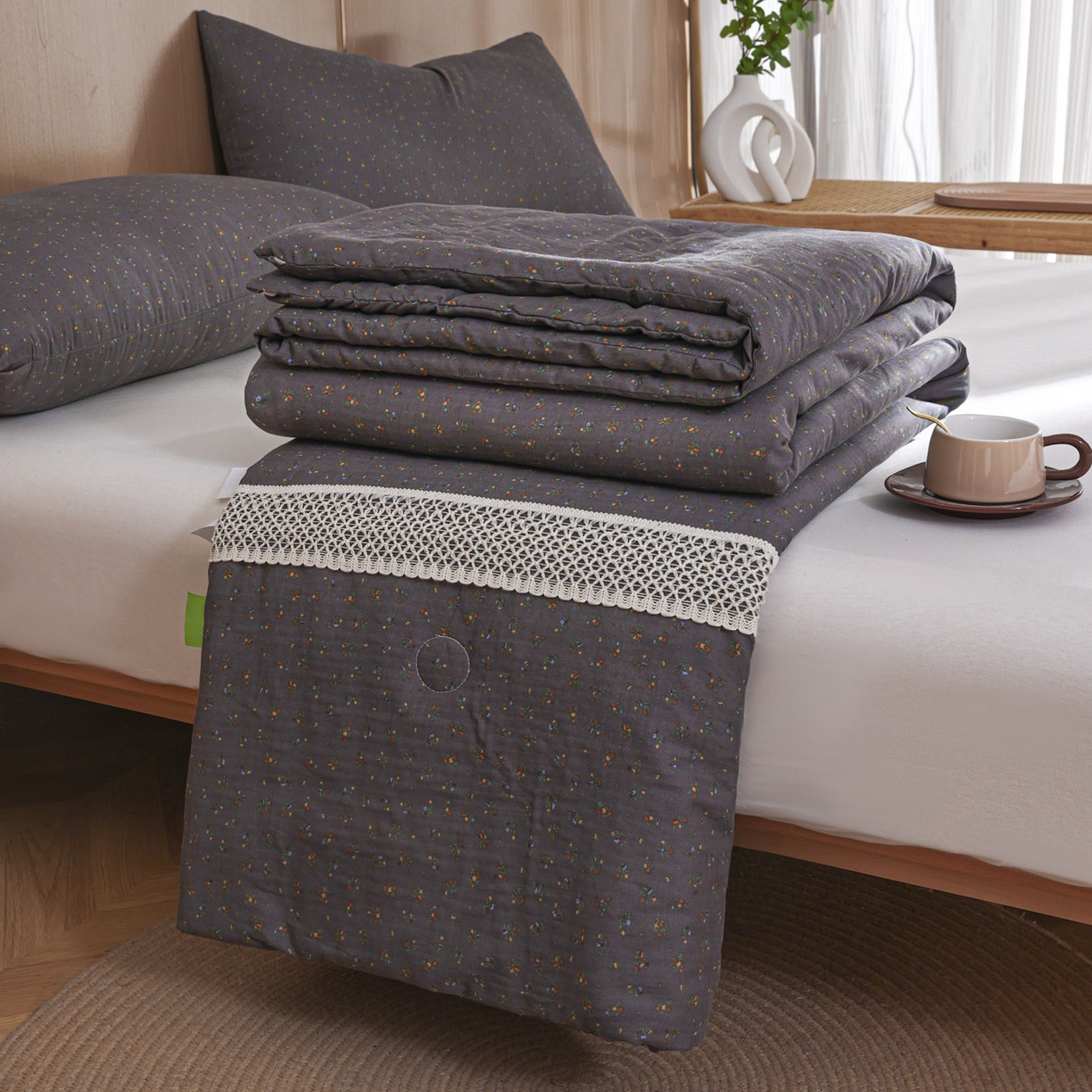 91家纺网 家纺一手货源 找家纺 尊妙被业 2026新款全棉双层纱蚕蛹蛋白抗菌夏被被子被芯 素棠影-灰