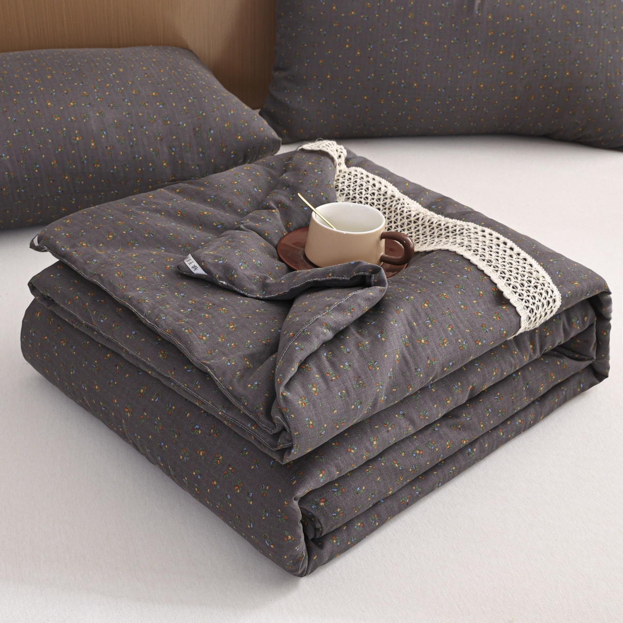 91家纺网 家纺一手货源 找家纺 尊妙被业 2026新款全棉双层纱蚕蛹蛋白抗菌夏被被子被芯 素棠影-灰