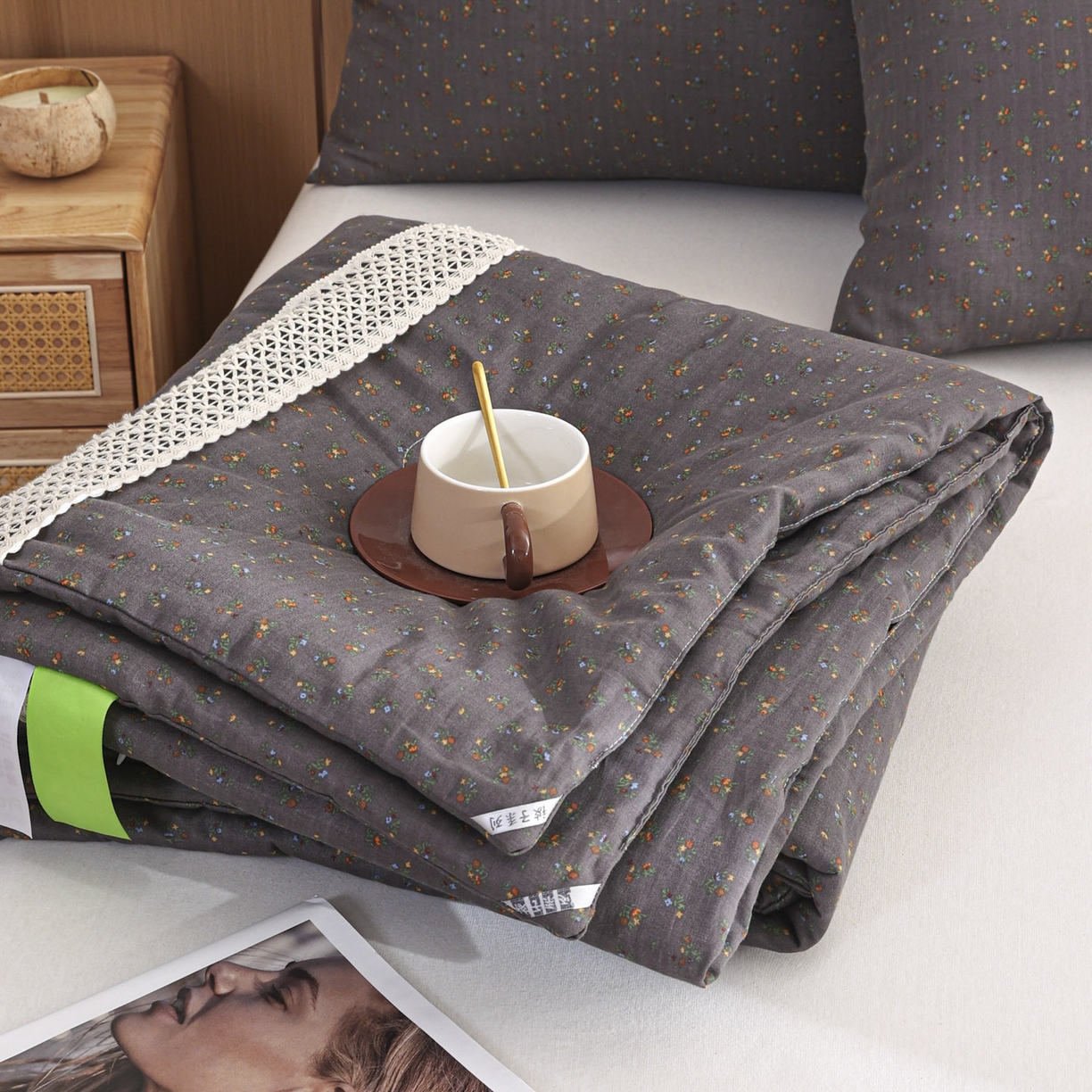 91家纺网 家纺一手货源 找家纺 尊妙被业 2026新款全棉双层纱蚕蛹蛋白抗菌夏被被子被芯 素棠影-灰