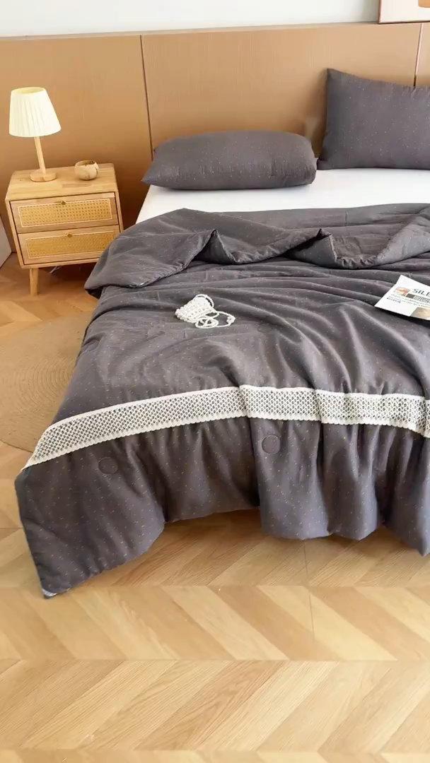 91家纺网 家纺一手货源 找家纺 尊妙被业 2026新款全棉双层纱蚕蛹蛋白抗菌夏被被子被芯 素棠影-灰