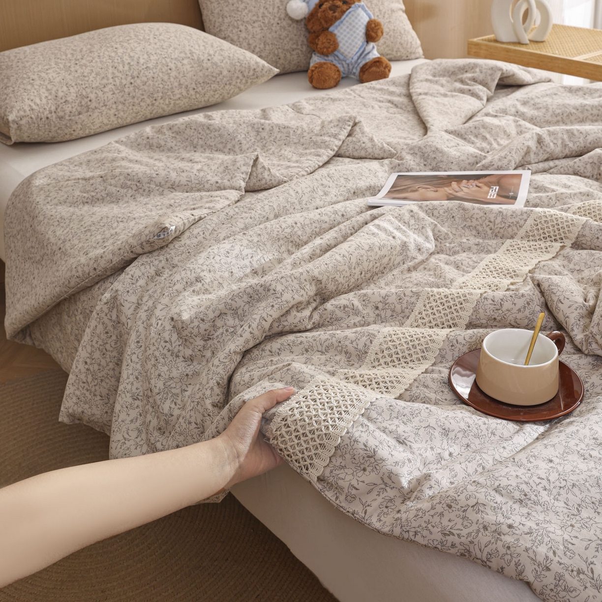 91家纺网 家纺一手货源 找家纺 尊妙被业 2026新款全棉双层纱蚕蛹蛋白抗菌夏被被子被芯 细枝漫野