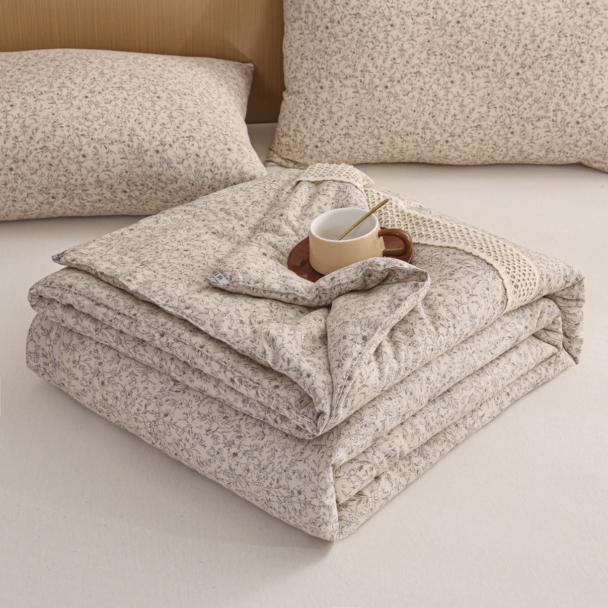 91家纺网 家纺一手货源 找家纺 尊妙被业 2026新款全棉双层纱蚕蛹蛋白抗菌夏被被子被芯 细枝漫野