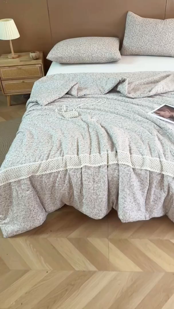 91家纺网 家纺一手货源 找家纺 尊妙被业 2026新款全棉双层纱蚕蛹蛋白抗菌夏被被子被芯 细枝漫野