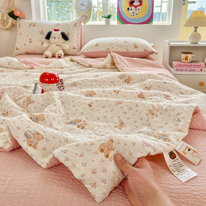 91家纺网 家纺一手货源 找家纺 利禾家纺 2026春夏新款泡芙纱简约夏被四件套夏凉被空调被 生日熊-简约