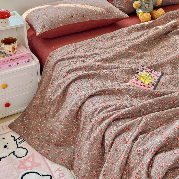 91家纺网 家纺一手货源 找家纺 利禾家纺 2026春夏新款泡芙纱简约夏被四件套夏凉被空调被 胭脂-简约