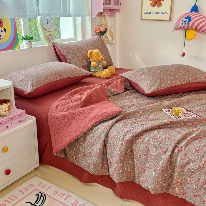 91家纺网 家纺一手货源 找家纺 利禾家纺 2026春夏新款泡芙纱简约夏被四件套夏凉被空调被 胭脂-简约