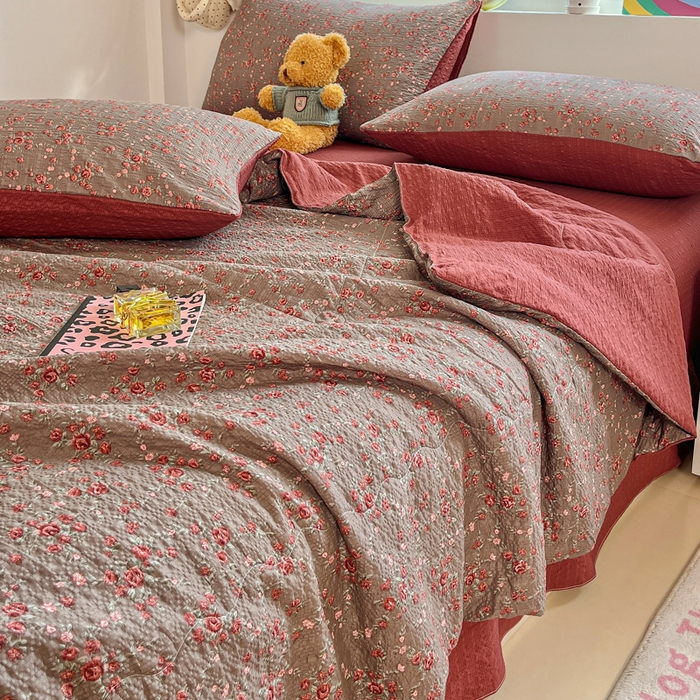 91家纺网 家纺一手货源 找家纺 利禾家纺 2026春夏新款泡芙纱简约夏被四件套夏凉被空调被 胭脂-简约