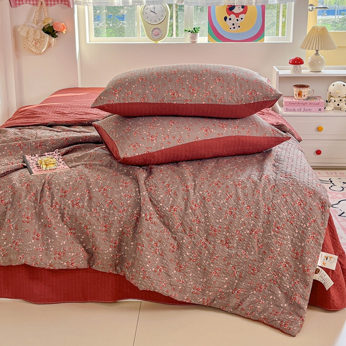 91家纺网 家纺一手货源 找家纺 利禾家纺 2026春夏新款泡芙纱简约夏被四件套夏凉被空调被 胭脂-简约