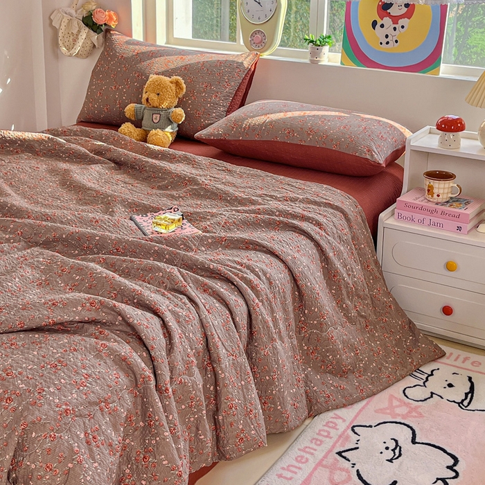 91家纺网 家纺一手货源 找家纺 利禾家纺 2026春夏新款泡芙纱简约夏被四件套夏凉被空调被 胭脂-简约