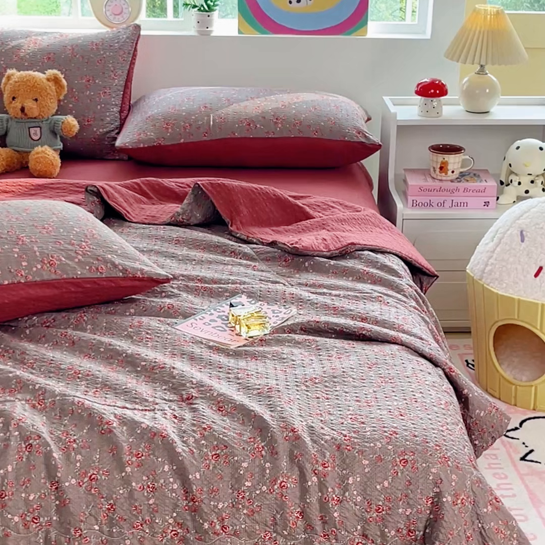 91家纺网 家纺一手货源 找家纺 利禾家纺 2026春夏新款泡芙纱简约夏被四件套夏凉被空调被 胭脂-简约