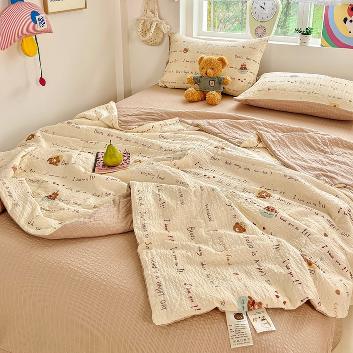 91家纺网 家纺一手货源 找家纺 利禾家纺 2026春夏新款泡芙纱简约夏被四件套夏凉被空调被 英文熊-简约