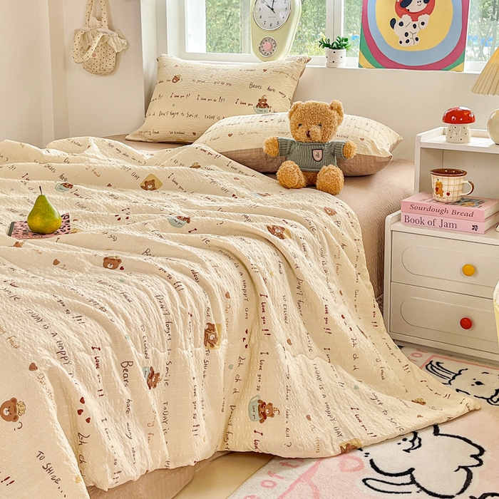 91家纺网 家纺一手货源 找家纺 利禾家纺 2026春夏新款泡芙纱简约夏被四件套夏凉被空调被 英文熊-简约