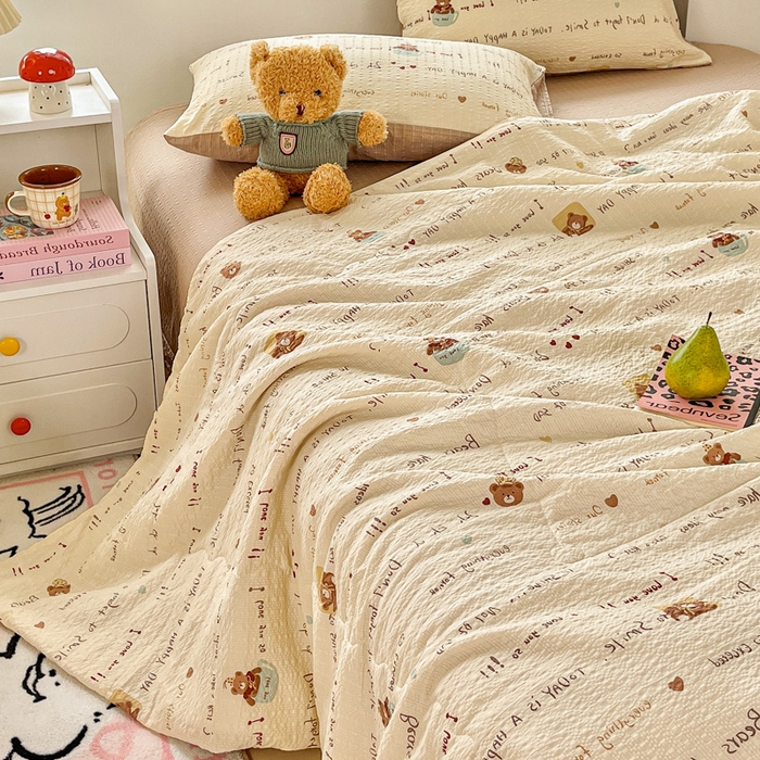 91家纺网 家纺一手货源 找家纺 利禾家纺 2026春夏新款泡芙纱简约夏被四件套夏凉被空调被 英文熊-简约