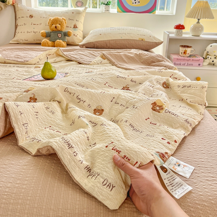 91家纺网 家纺一手货源 找家纺 利禾家纺 2026春夏新款泡芙纱简约夏被四件套夏凉被空调被 英文熊-简约