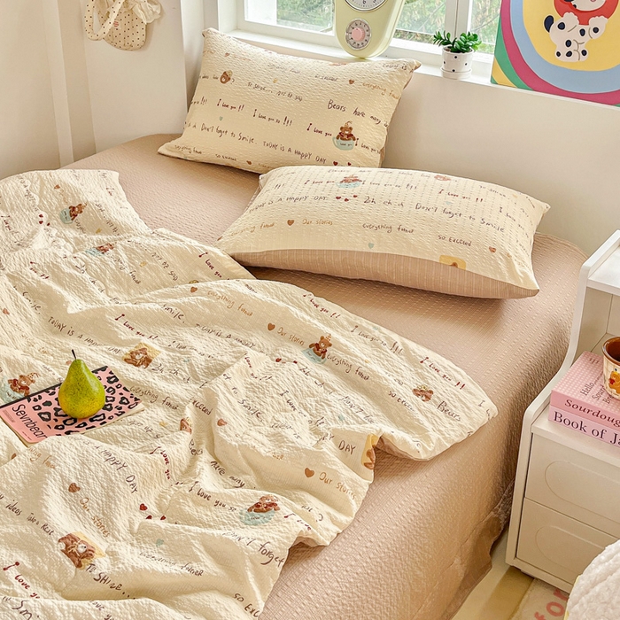 91家纺网 家纺一手货源 找家纺 利禾家纺 2026春夏新款泡芙纱简约夏被四件套夏凉被空调被 英文熊-简约