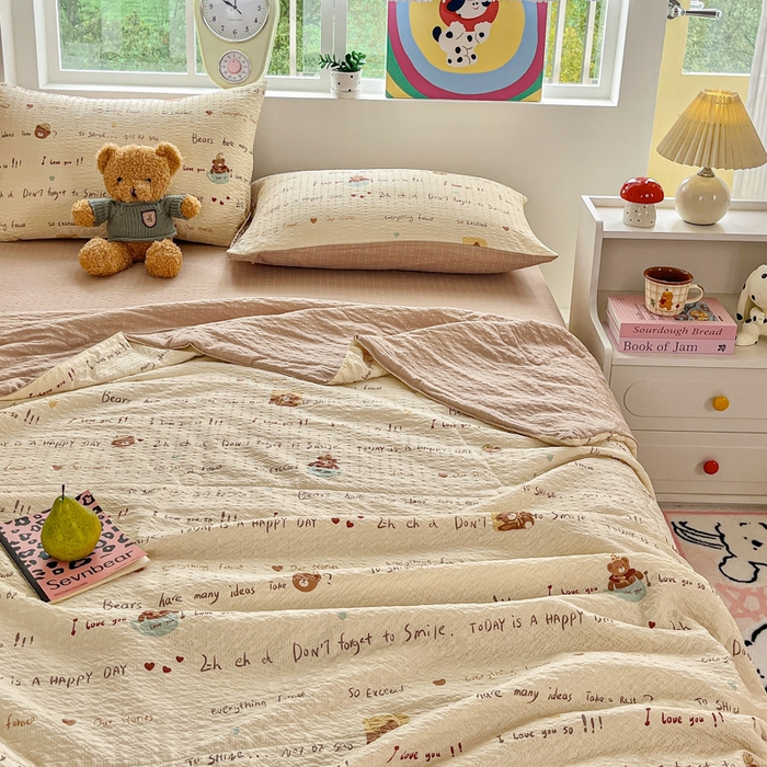 91家纺网 家纺一手货源 找家纺 利禾家纺 2026春夏新款泡芙纱简约夏被四件套夏凉被空调被 英文熊-简约