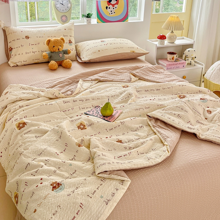 91家纺网 家纺一手货源 找家纺 利禾家纺 2026春夏新款泡芙纱简约夏被四件套夏凉被空调被 英文熊-简约