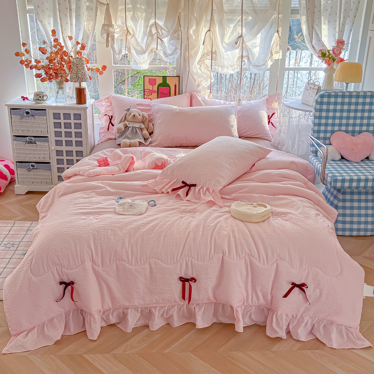 91家纺网 家纺一手货源 找家纺 爱彼家纺 2026新款纯色花边蝴蝶结夏被空调被夏凉被 蝴蝶结夏被-草莓泡泡