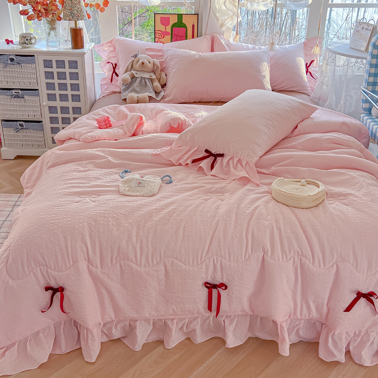 91家纺网 家纺一手货源 找家纺 爱彼家纺 2026新款纯色花边蝴蝶结夏被空调被夏凉被 蝴蝶结夏被-草莓泡泡