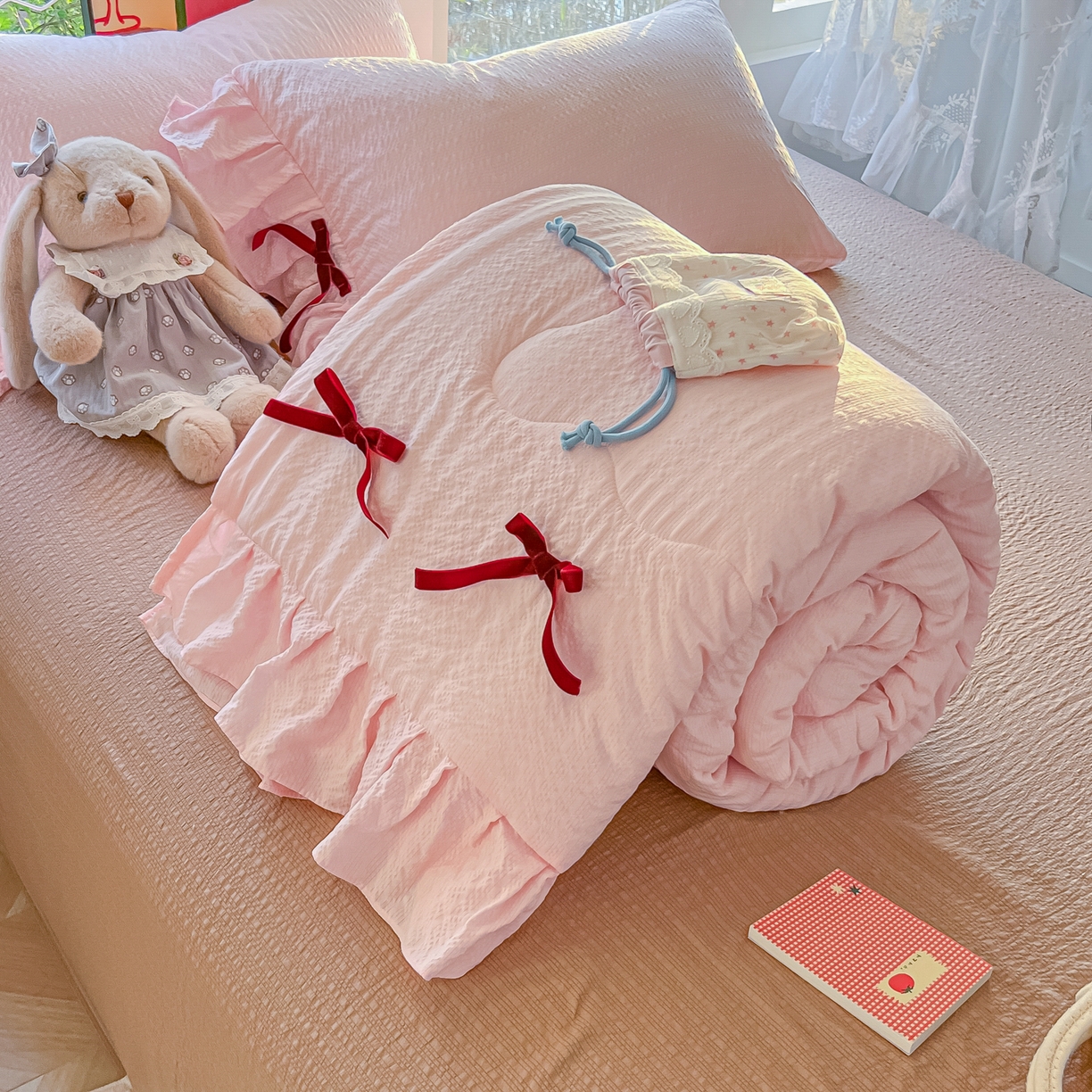 91家纺网 家纺一手货源 找家纺 爱彼家纺 2026新款纯色花边蝴蝶结夏被空调被夏凉被 蝴蝶结夏被-草莓泡泡