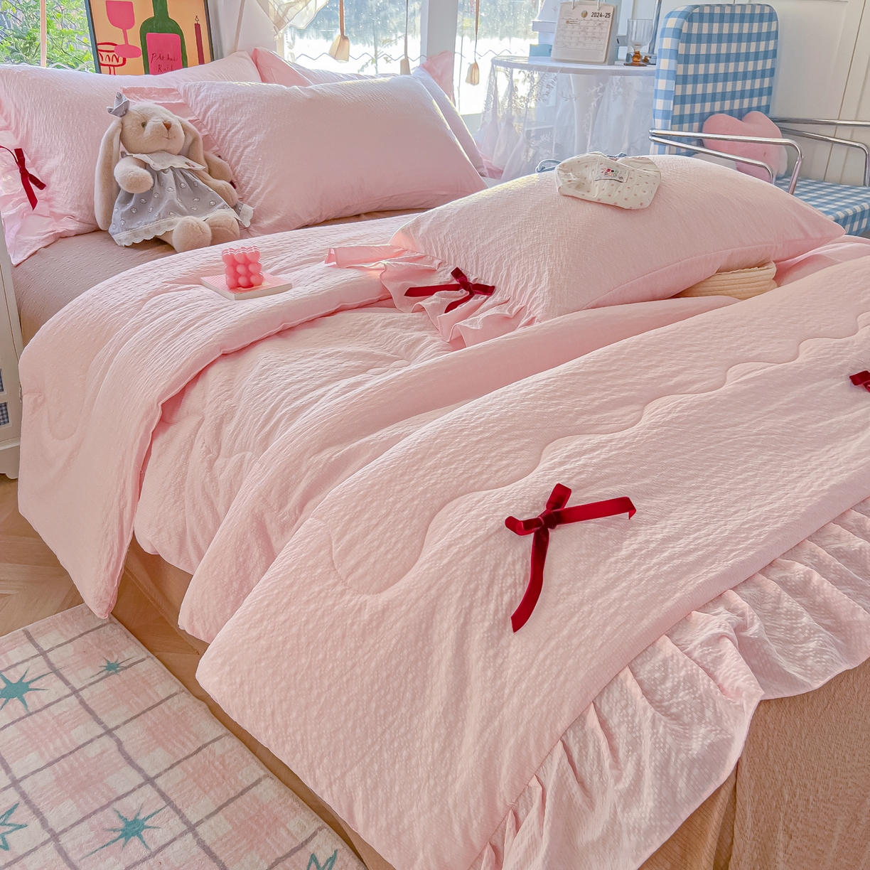 91家纺网 家纺一手货源 找家纺 爱彼家纺 2026新款纯色花边蝴蝶结夏被空调被夏凉被 蝴蝶结夏被-草莓泡泡