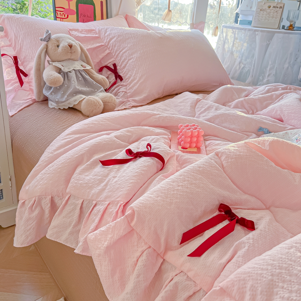 91家纺网 家纺一手货源 找家纺 爱彼家纺 2026新款纯色花边蝴蝶结夏被空调被夏凉被 蝴蝶结夏被-草莓泡泡