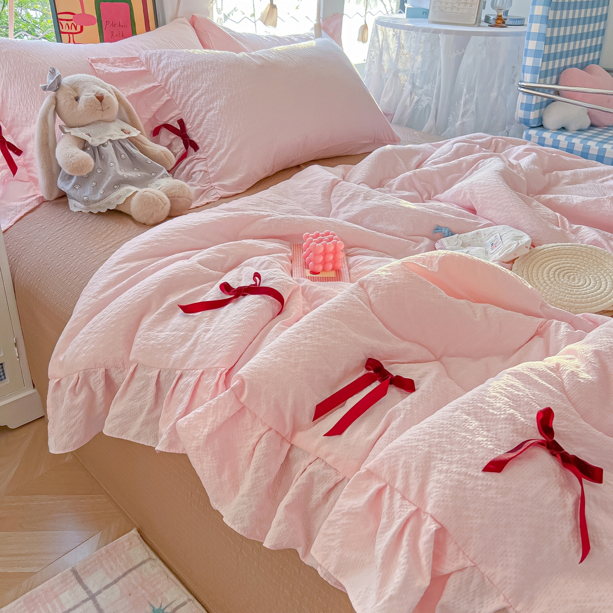 91家纺网 家纺一手货源 找家纺 爱彼家纺 2026新款纯色花边蝴蝶结夏被空调被夏凉被 蝴蝶结夏被-草莓泡泡