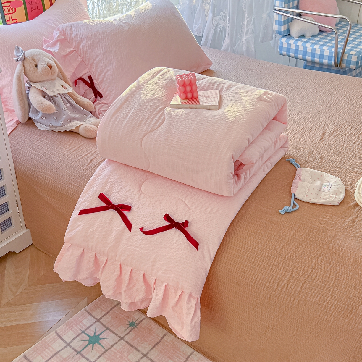 91家纺网 家纺一手货源 找家纺 爱彼家纺 2026新款纯色花边蝴蝶结夏被空调被夏凉被 蝴蝶结夏被-草莓泡泡