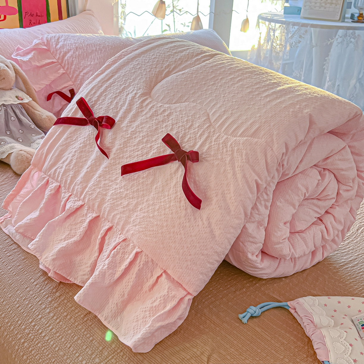 91家纺网 家纺一手货源 找家纺 爱彼家纺 2026新款纯色花边蝴蝶结夏被空调被夏凉被 蝴蝶结夏被-草莓泡泡