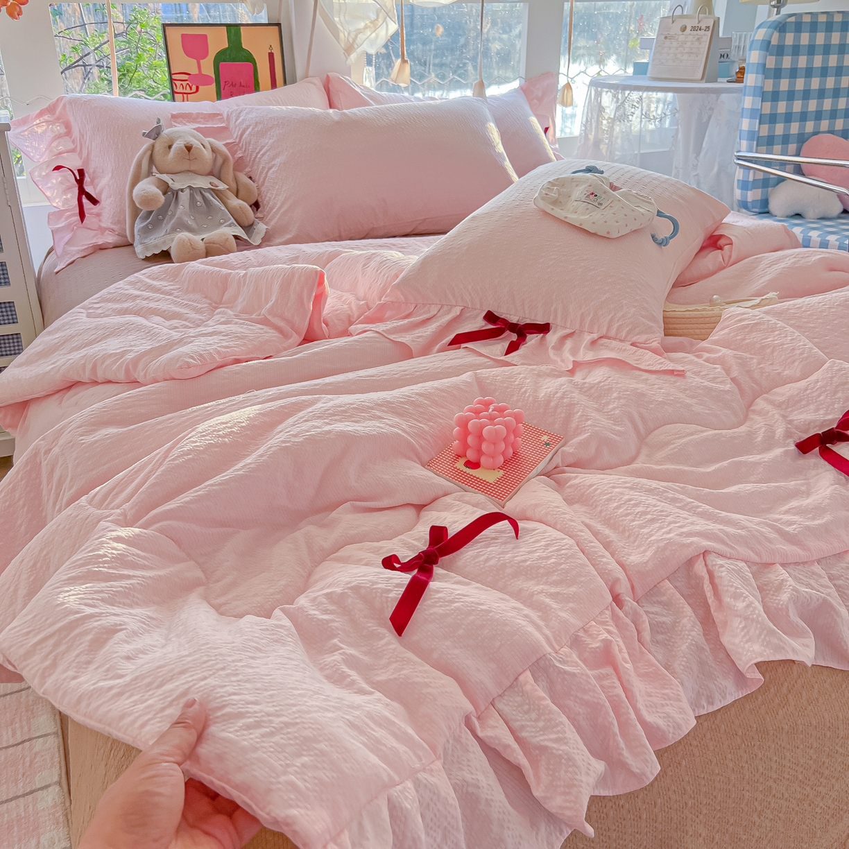 91家纺网 家纺一手货源 找家纺 爱彼家纺 2026新款纯色花边蝴蝶结夏被空调被夏凉被 蝴蝶结夏被-草莓泡泡