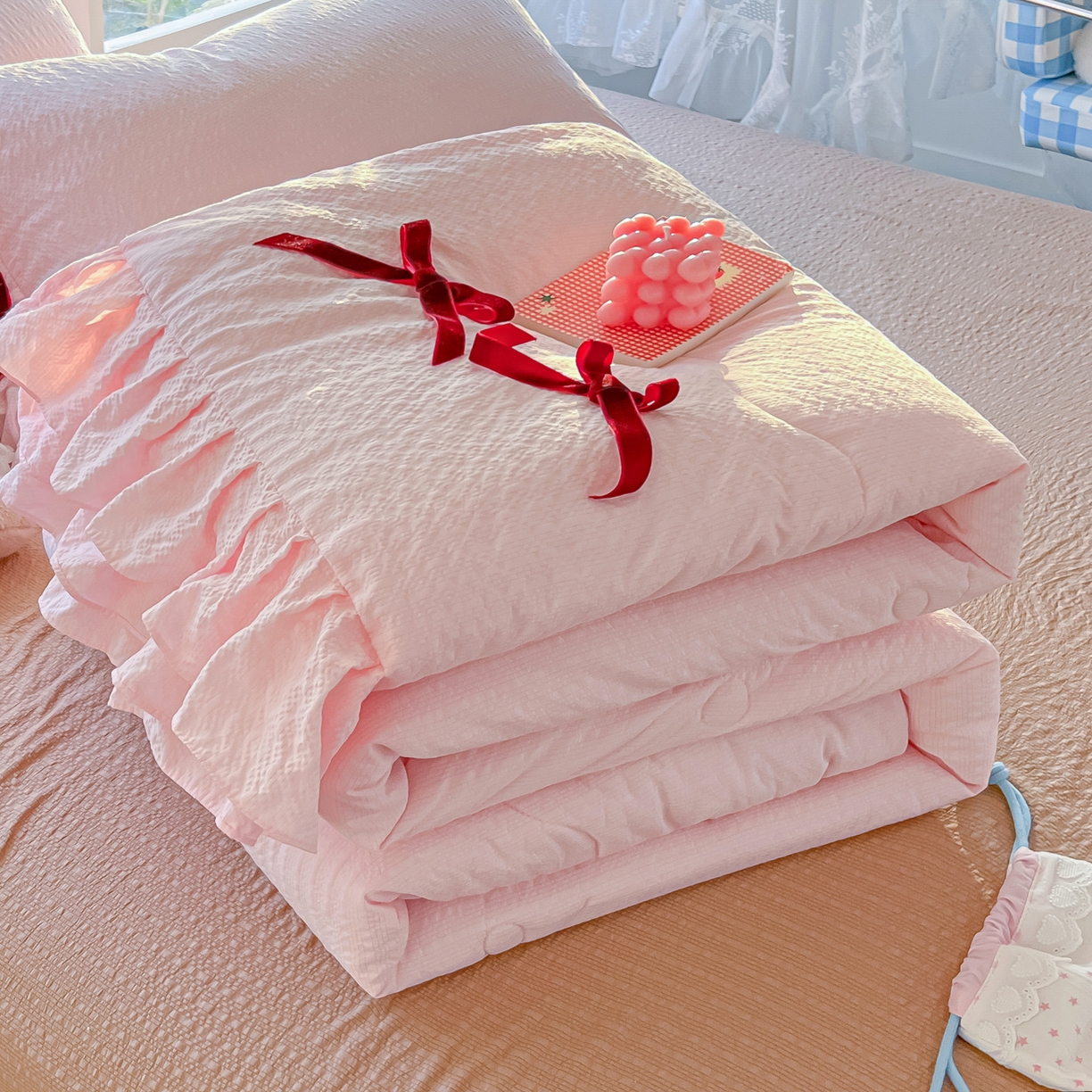 91家纺网 家纺一手货源 找家纺 爱彼家纺 2026新款纯色花边蝴蝶结夏被空调被夏凉被 蝴蝶结夏被-草莓泡泡