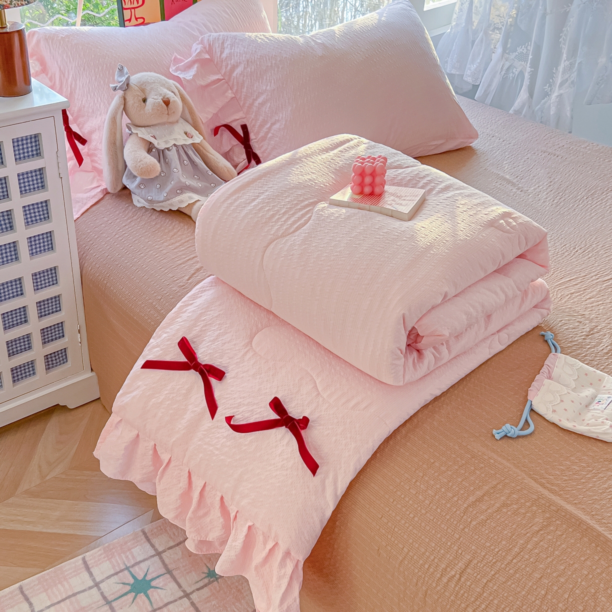 91家纺网 家纺一手货源 找家纺 爱彼家纺 2026新款纯色花边蝴蝶结夏被空调被夏凉被 蝴蝶结夏被-草莓泡泡